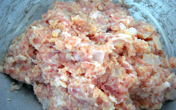 大きめのボウルに豚肉、玉ねぎ、卵、パン粉、片栗粉　塩、こしょうを入れて、全体にねばり気が出るまで手でよく混ぜる