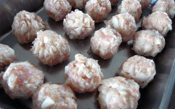 レンコンの歯ごたえがおいしい！　お弁当にも役立つレンコンミートボール