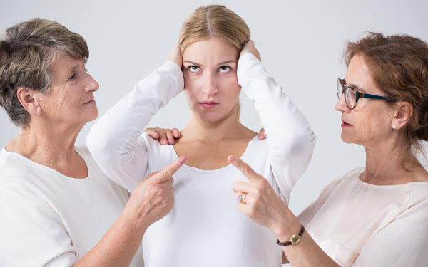 子どもを預けるのを反対する祖父母は敵か味方か、フランスと日本の場合