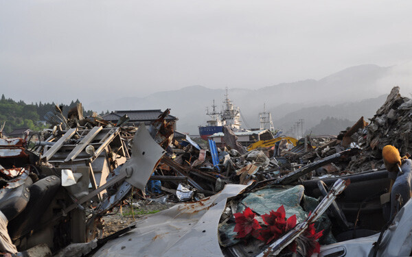 東日本大震災による津波被害を受けた市街地の様子