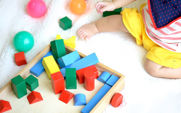 想像力と集中力が高まって、ママも助かる　子どもにおすすめの1人遊び