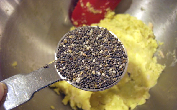 プチプチした食感がおもしろい！　さつまいもとチアシードのサラダ