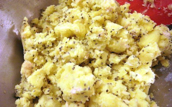 プチプチした食感がおもしろい！　さつまいもとチアシードのサラダ