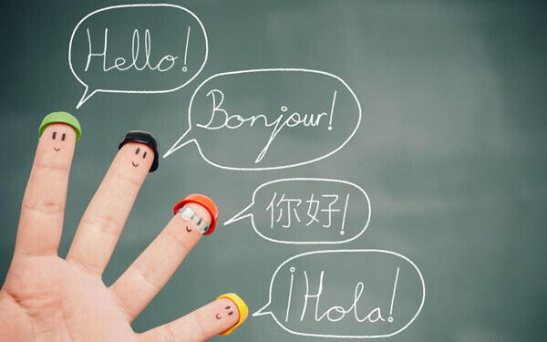 英語、中国語、フランス語、スペイン語で話す「こんにちは」