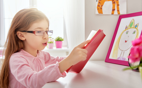 小学生の定番、音読の宿題で親が注意すべきポイント