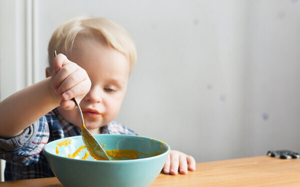 スープを食べる男の子