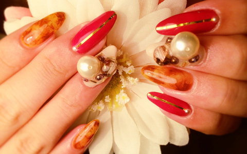 結婚式やパーティーで注目！　色気をプラスしてくれるパーティーネイル