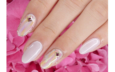 手で年齢がバレる！？手が美しく見える「大人ネイル」とは