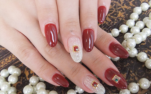 女度2割増しの魔法のカラー！上品で色気ありな「最新ボルドーネイル9選」