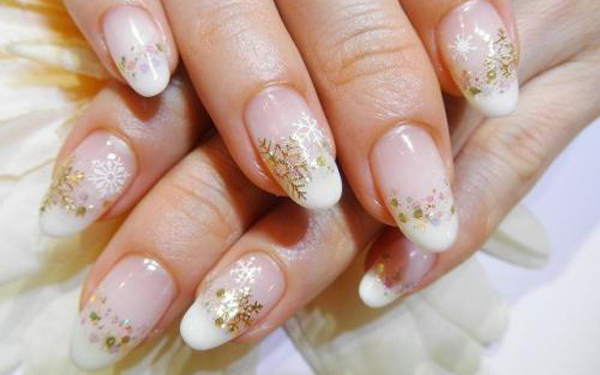 おしゃれはさりげなく、ふんわり雪チーフネイル