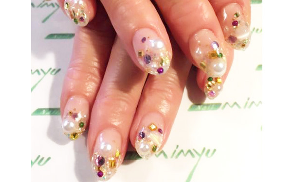 まるで宝石箱！？キラキラ輝く人気の「ビジューネイル」１０選