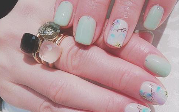 オフィスで注目の的！　女性らしさをアピールするテク