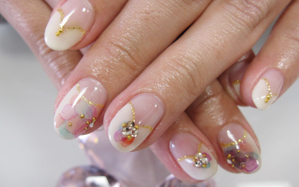 まるで水彩画のよう・・・爪に描いたアートなネイル10選