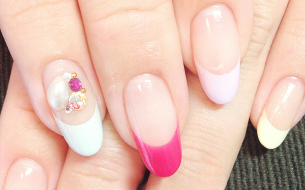 王道フレンチをもっとオシャレに可愛く！ワンランク上のイマドキ フレンチネイル