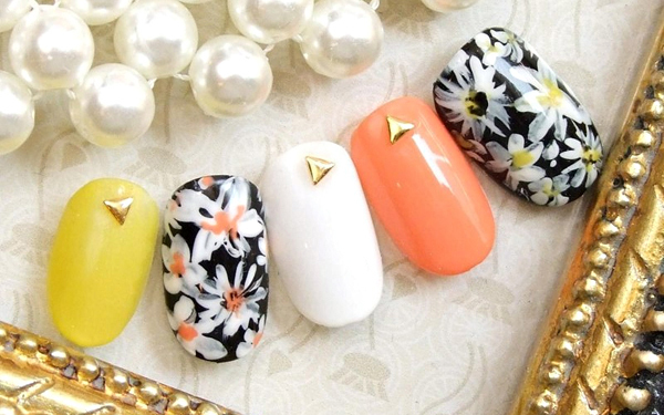 大人女性必見！ラブリーすぎない『ボタニカルフラワーネイル』