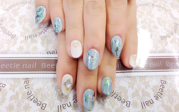 有名芸能人もお気に入り！「ホイルネイル」が大人気