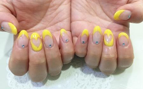 最新ネイルのトレンドは“イエロー”！気分も明るくなる「イエローネイル」10選