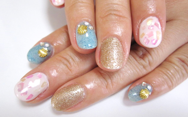 貝殻のかけらをキラキラ散りばめた「クラッシュシェルネイル」が流行中