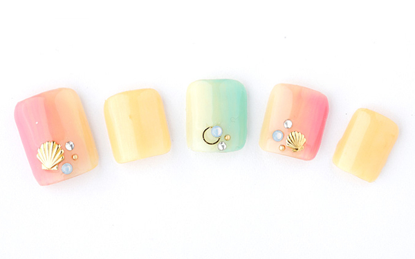 じめじめする日は夏カラーで気分をアップ！大人を魅了する『縦グラデネイル』