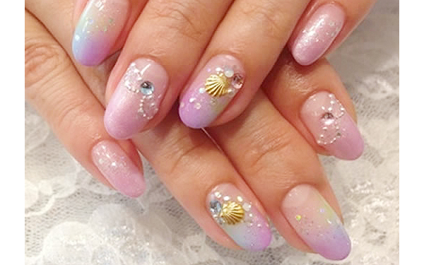 夏トレンド！指先を彩る美しい“オーロラネイル”って知ってる？