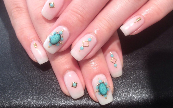 上品＆大人っぽい！透き通るような『乳白色ネイル』がかわいい