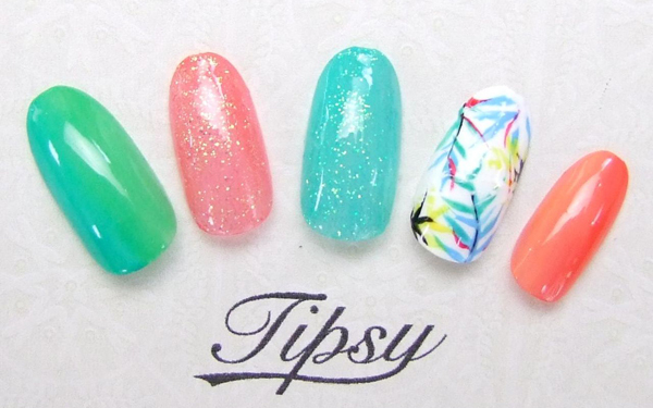 今年の開運カラーで恋愛運アップ！夏のモテネイルカタログ