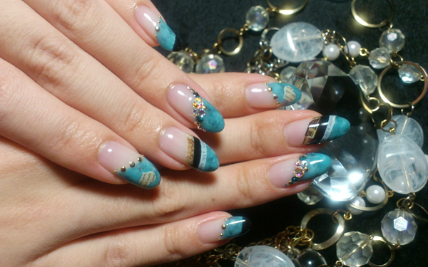 まだまだ人気の夏ネイル。“イマ人気”のデザインは『ターコイズ×ゴールド』がポイント！