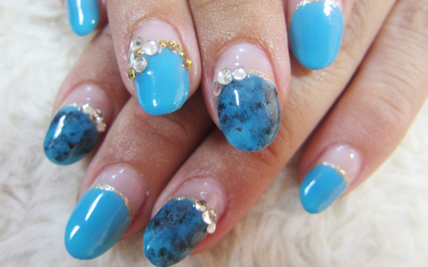 まだまだ人気の夏ネイル。“イマ人気”のデザインは『ターコイズ×ゴールド』がポイント！