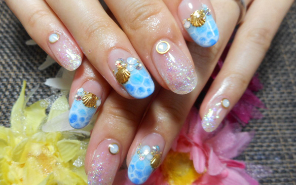 まだまだ人気の夏ネイル。“イマ人気”のデザインは『ターコイズ×ゴールド』がポイント！