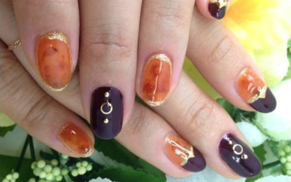 上品で大人な雰囲気が人気の「べっ甲ネイル」で、秋を先取り！