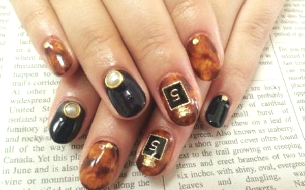 上品で大人な雰囲気が人気の「べっ甲ネイル」で、秋を先取り！
