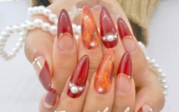 上品で大人な雰囲気が人気の「べっ甲ネイル」で、秋を先取り！