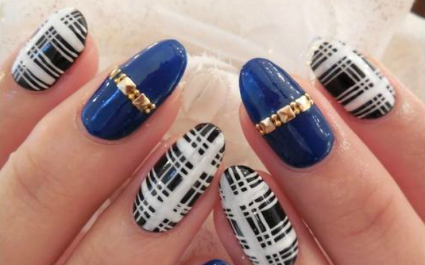 2015年秋のトレンドカラーは「ネイビー」。おしゃれでこなれ感のある指先に