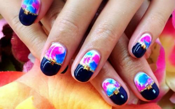 2015年秋のトレンドカラーは「ネイビー」。おしゃれでこなれ感のある指先に