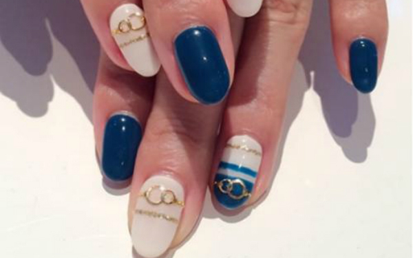2015年秋のトレンドカラーは「ネイビー」。おしゃれでこなれ感のある指先に