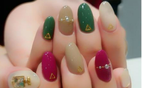 今季のトレンドカラー！どんな色ともマッチする「カーキネイル」5選