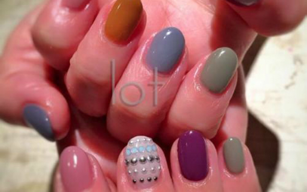 今季のトレンドカラー！どんな色ともマッチする「カーキネイル」5選