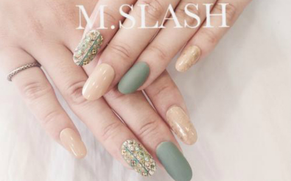 今季のトレンドカラー！どんな色ともマッチする「カーキネイル」5選