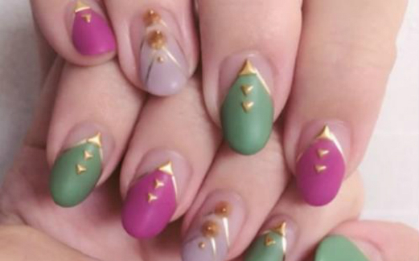 今季のトレンドカラー！どんな色ともマッチする「カーキネイル」5選