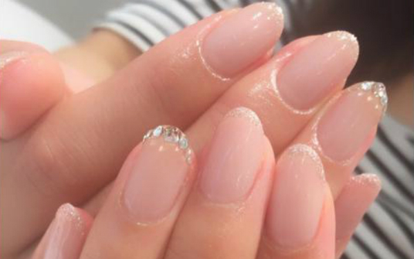 男性ウケも抜群！手元に清潔感を与える、すっぴん風ネイルはいかが？