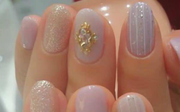 指がほっそり長く、キレイに見える！「ストライプネイル」5選