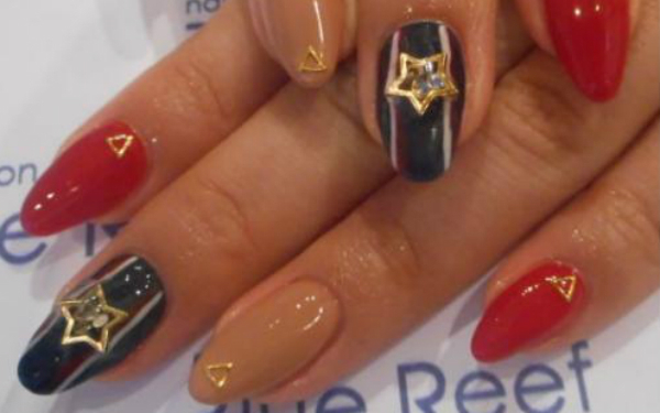 指がほっそり長く、キレイに見える！「ストライプネイル」5選