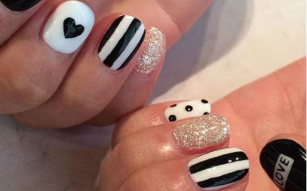 指がほっそり長く、キレイに見える！「ストライプネイル」5選