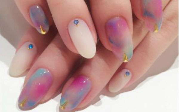 「ちょっぴり個性的」にチャレンジしてみては？まわりと差をつける最新ネイル5選