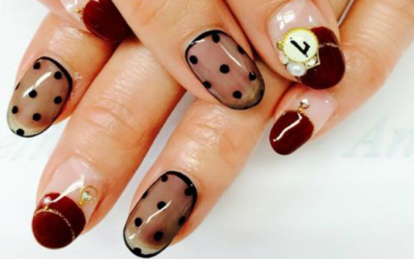 透け感がセクシー＆キュート☆黒シースルーネイルで色っぽく