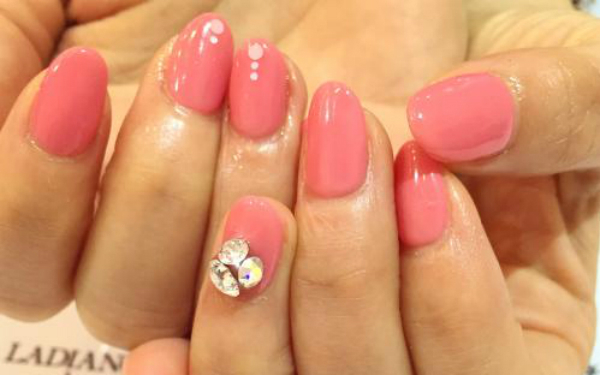 ジュエリーのように輝く「Vカットストーン」でエレガントな指先を演出！