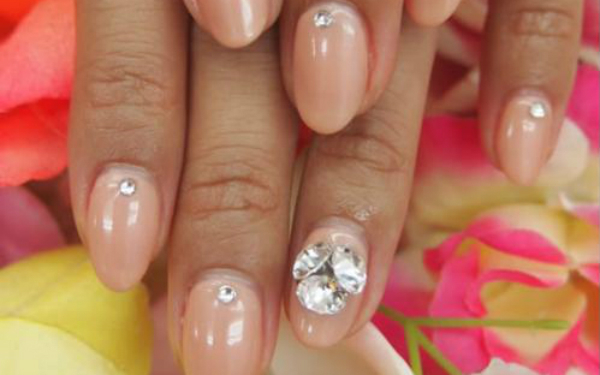 ジュエリーのように輝く「Vカットストーン」でエレガントな指先を演出！