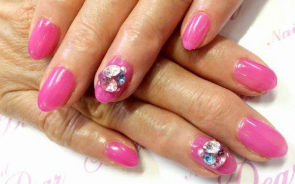 ジュエリーのように輝く「Vカットストーン」でエレガントな指先を演出！