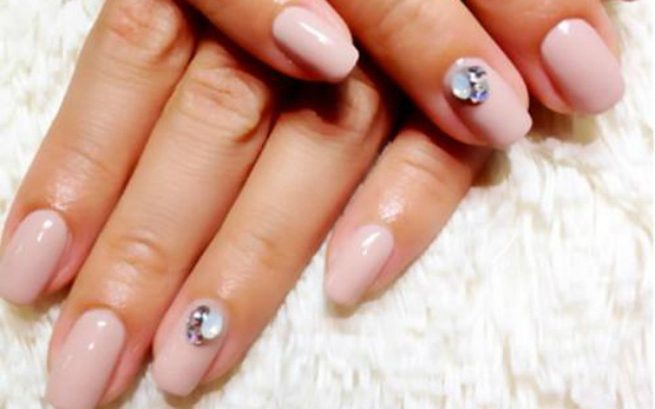 ジュエリーのように輝く「Vカットストーン」でエレガントな指先を演出！