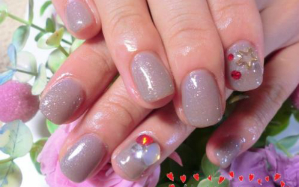 ジュエリーのように輝く「Vカットストーン」でエレガントな指先を演出！